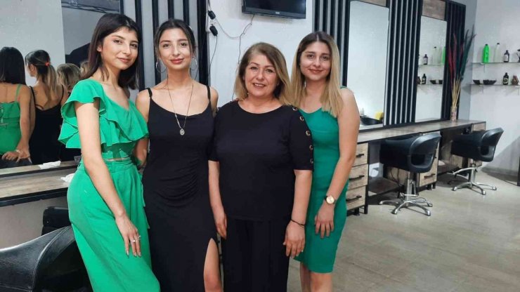 Osmaniye’nin Kadınlarını Anne Ve Üçüz Kızları Güzelleştiriyor